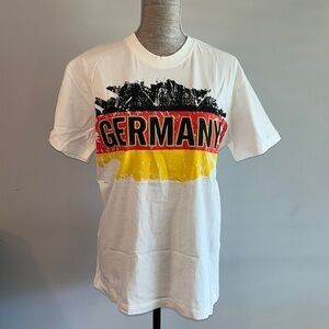 Robin Ruth Germany
Embroidered World Cup T
Shirt Men's Size Medium.